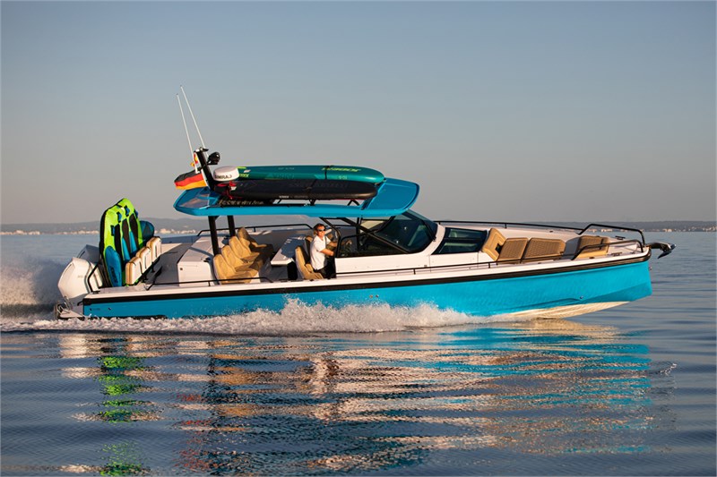 https://media.yachtbooker.com/images/800x533/custom/42293/Axopar_37_ST_BLUE_pic1.jpg