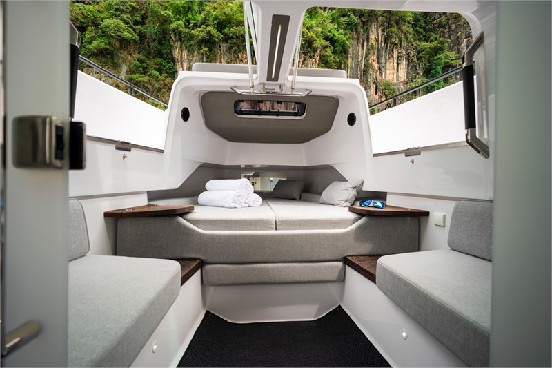 https://media.yachtbooker.com/images/800x533/custom/42293/Axopar_37_ST_interior_1_pic5.jpg