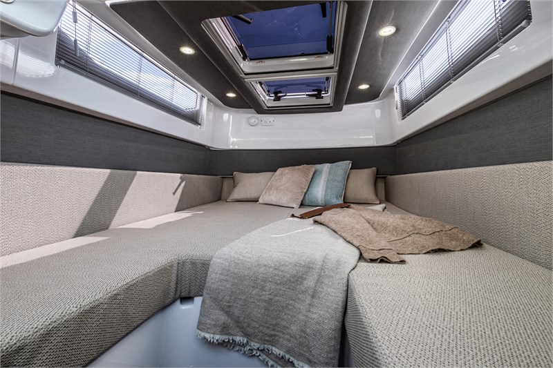 https://media.yachtbooker.com/images/800x533/custom/42293/Axopar_37_ST_interior_pic8.jpg