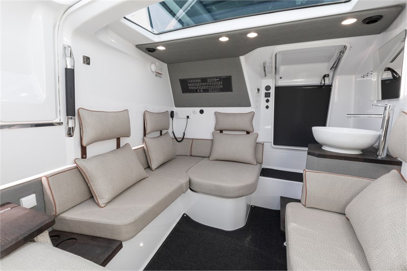https://media.yachtbooker.com/images/800x533/custom/42294/Axopar_37_ST_interior_2_pic2.jpg