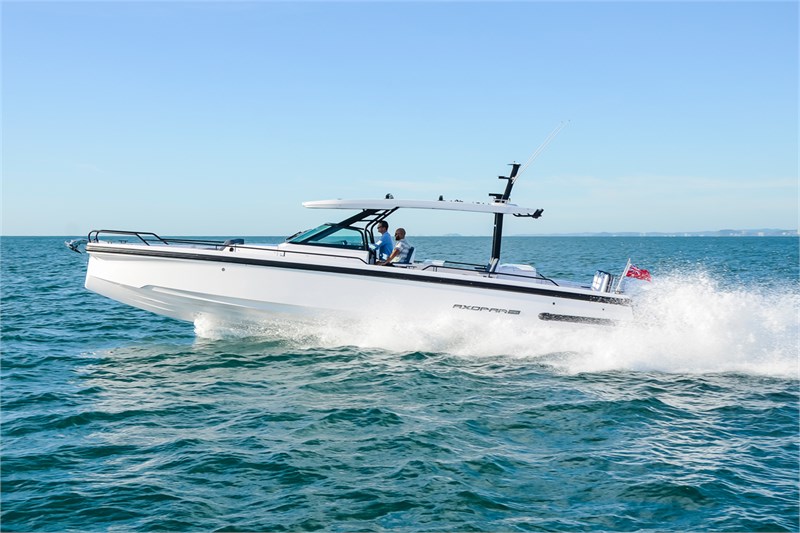 https://media.yachtbooker.com/images/800x533/custom/42294/Axopar_37_ST_white_2_pic6.jpg