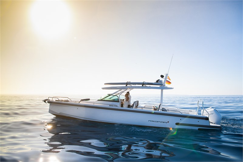 https://media.yachtbooker.com/images/800x533/custom/42294/Axopar_37_ST_white_4_pic8.jpg