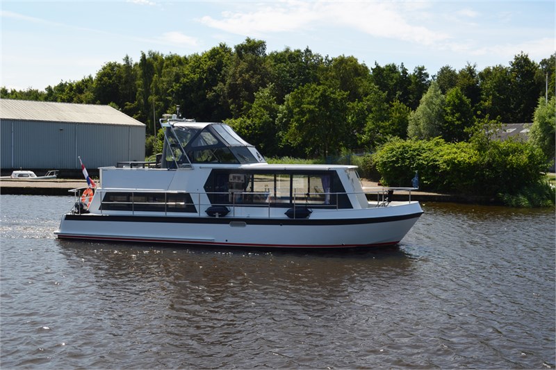 Safari Houseboat 1050